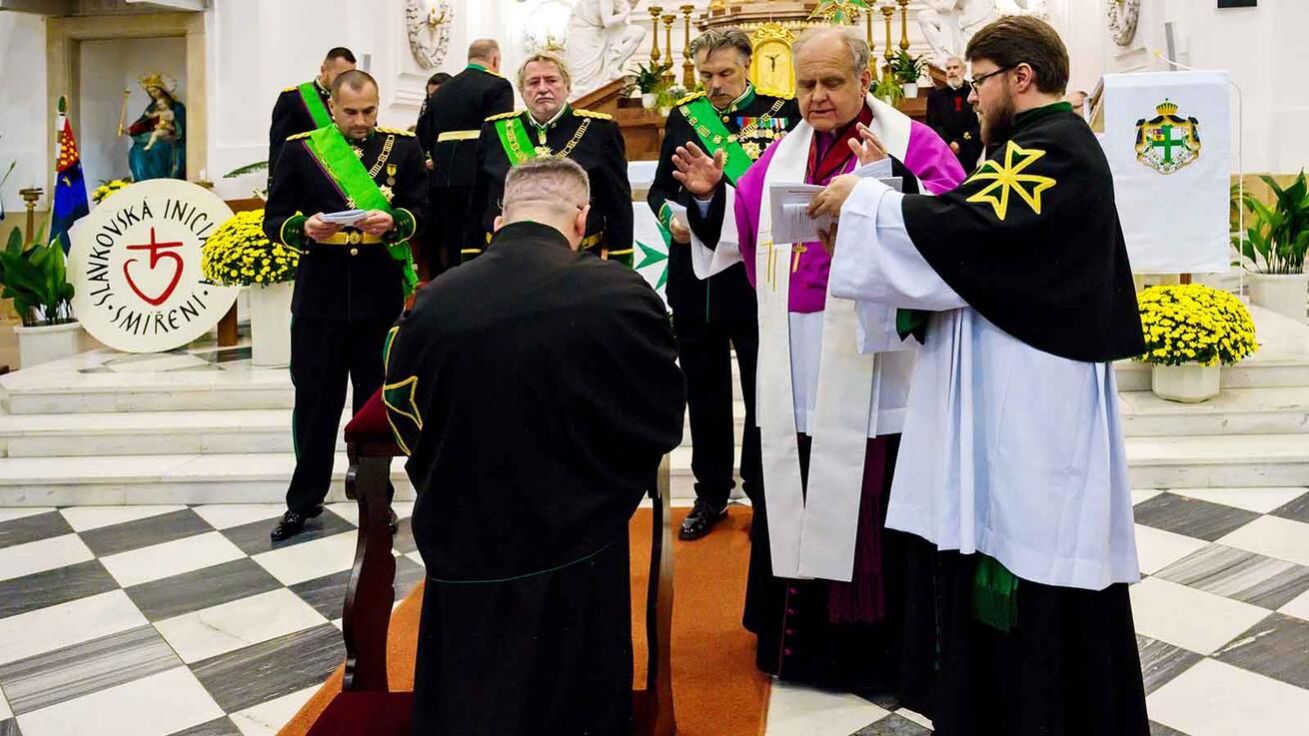 image:Image Mons. Václav Slouk uděluje požehnání P. Markovi Chrizostomovi Vadrnovi při přijetí do lazariánského řádu.