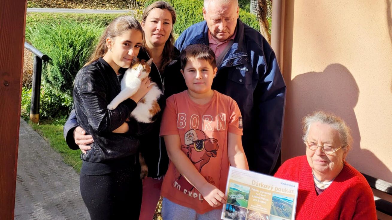 image:Image Na pobyt na Hoře Matky Boží v Králíkách se už těší výherkyně první ceny, Marie Malinská z obce Telecí na Vysočině. „Když jsem se o výhře dozvěděla, lekla jsem se. Je mi už 72 let a nikam moc nejezdím. Ale do Králík se moc těším. Byla jsem tam, ale je to už spoustu let,“ sdělila KT věrná čtenářka. Katolický týdeník, před pádem komunismu pod názvem Katolické noviny, čte už 50 let. „Tehdy se mi noviny zalíbily, a tak jsme je začali odebírat. A pořád pokračujeme,“ připojila výherkyně.