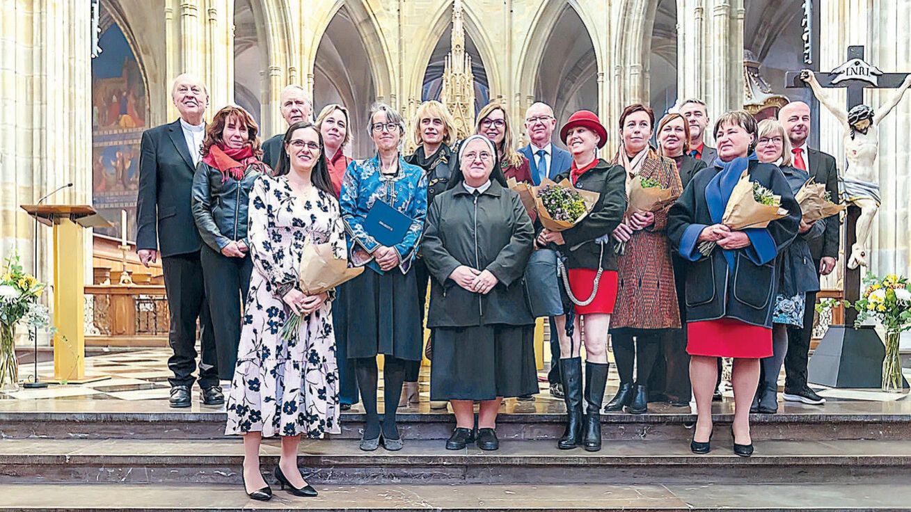 S oceněnými se vyfotili i prezident Charity ČR biskup Pavel Posád (vlevo) a ředitel Charity ČR Lukáš Curylo (vpravo). image:Image S oceněnými se vyfotili i prezident Charity ČR biskup Pavel Posád (vlevo) a ředitel Charity ČR Lukáš Curylo (vpravo).