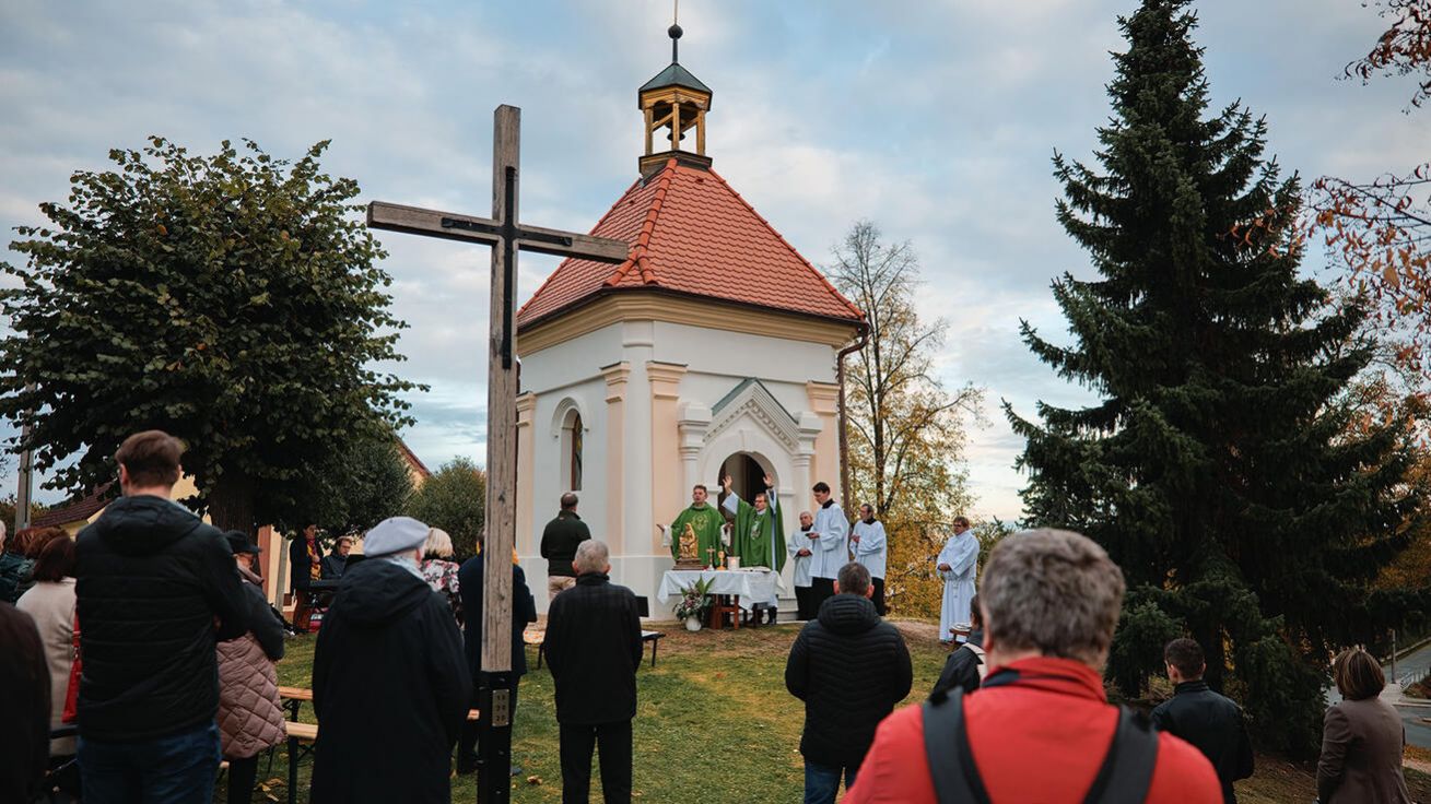 image:Image Svátost biřmování udělil biskup Tomáš Holub v neděli 19. října v kostele Narození Panny Marie Domažlicích.