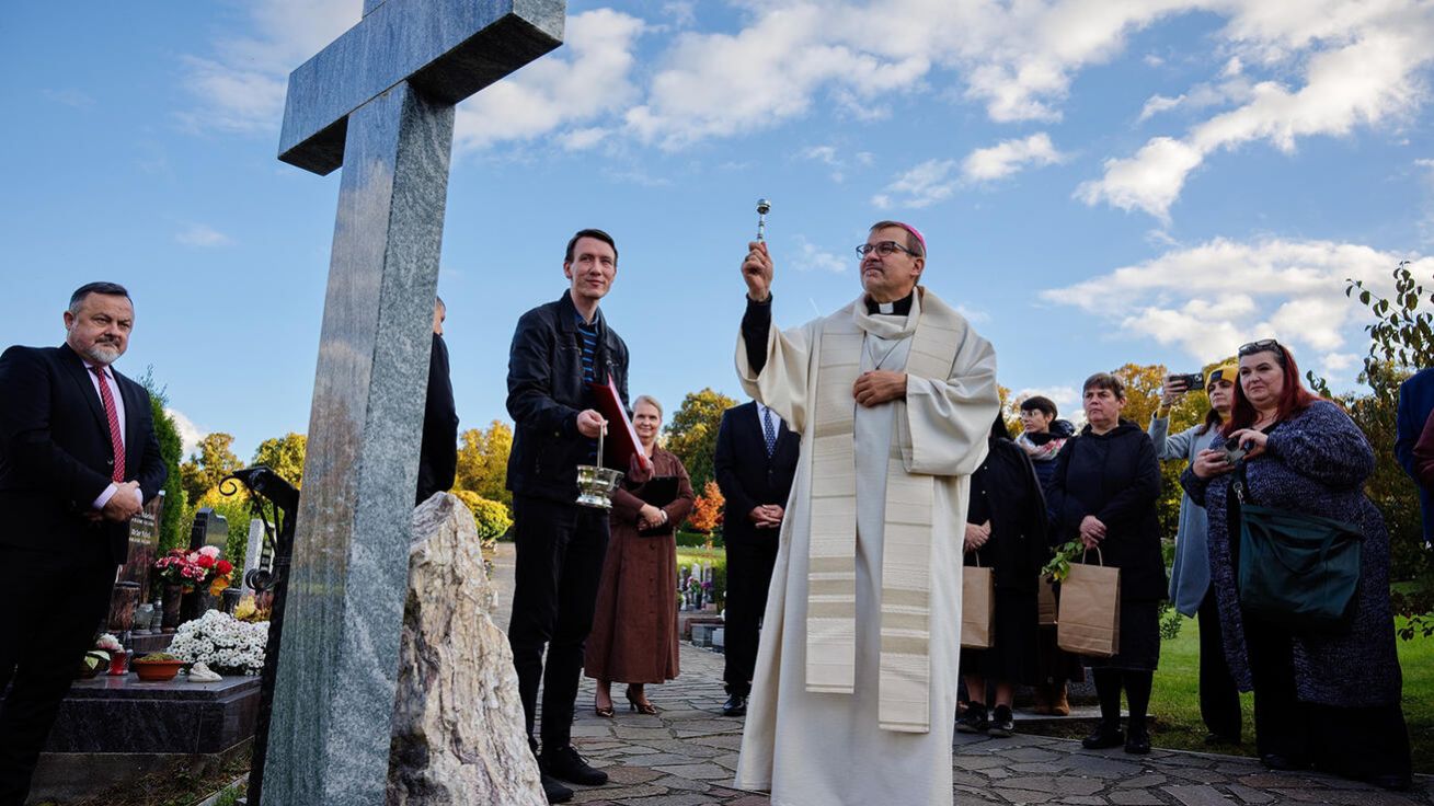 image:Image Duchovním slovem během křížové cesty provázel biskup Tomáš Holub.