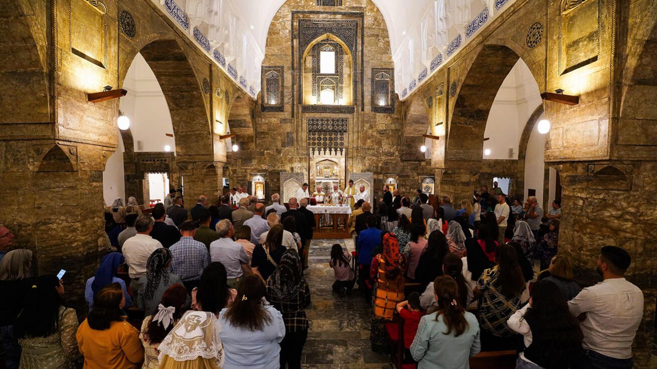 image:Image Liturgie ve znovuotevřeném mosulském kostele Al-Tahira.