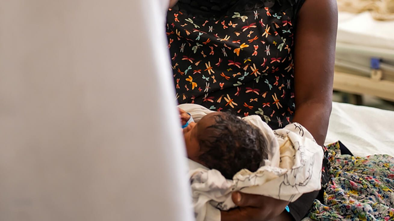image:Image Resiméne drží své novorozené dítě v porodnici Isale Jeanty v Port-au-Prince, v hlavním městě Haiti, kterou podporují Lékaři bez hranic.