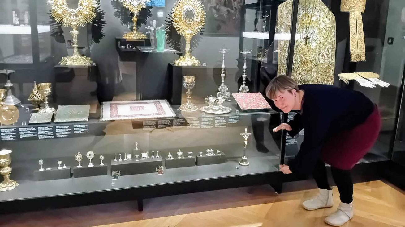 image:Image V expozici je k vidění i miniaturní bohoslužebné náčiní pro děti (ve vitríně dole). Sérii komentovaných prohlídek povede historička umění Tereza Hrdlička (na snímku).