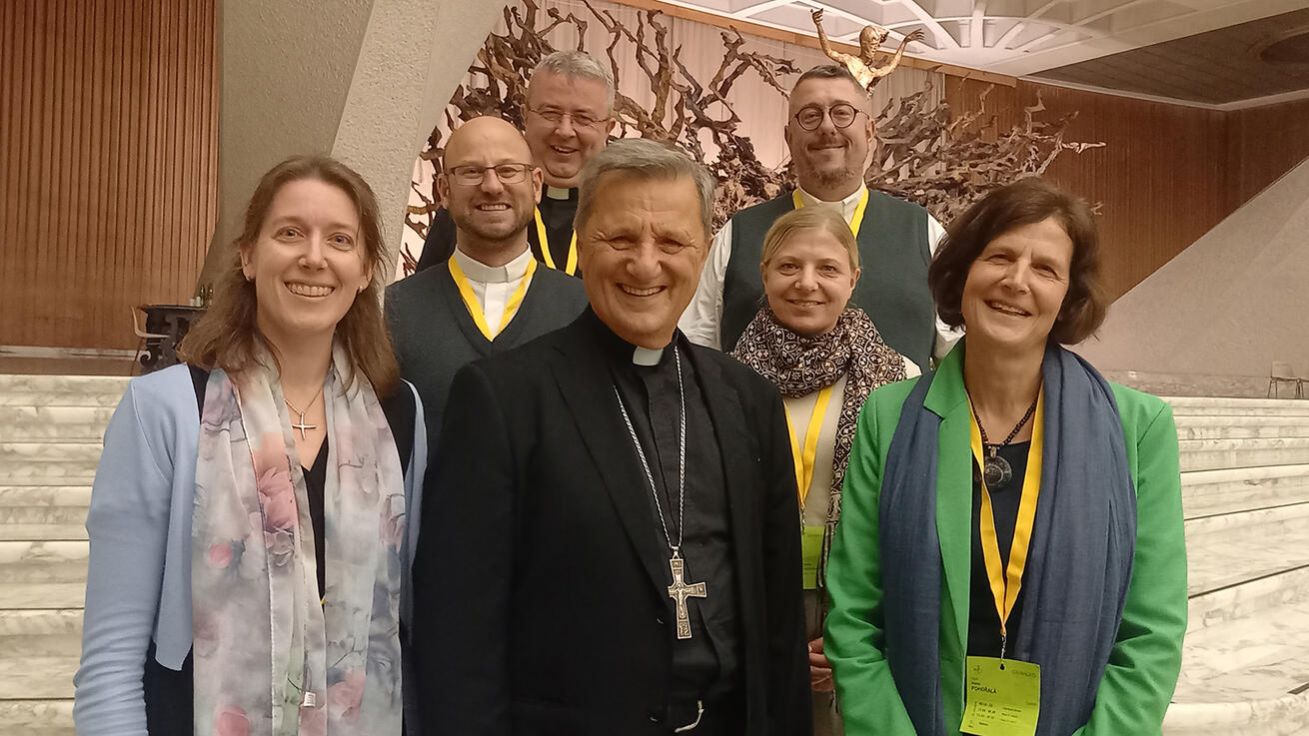 Na Jubileu synodálních týmů se vyfotili čeští delegáti s kardinálem Mariem Grechem. V první řadě vedle něj (zleva) Klára Maliňáková a Hana Pohořalá, nad nimi P. Stanislav Brožka, P. Roman Czudek, Kateřina Regendová a Michal Olekšák z Národního synodálního týmu. image:Image Na Jubileu synodálních týmů se vyfotili čeští delegáti s kardinálem Mariem Grechem. V první řadě vedle něj (zleva) Klára Maliňáková a Hana Pohořalá, nad nimi P. Stanislav Brožka, P. Roman Czudek, Kateřina Regendová a Michal Olekšák z Národního synodálního týmu.