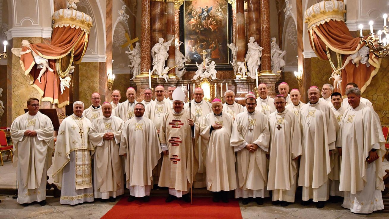 image:Image Česká biskupská konference a diecézní kněží ze severu Čech v oseckém klášterním chrámu.
