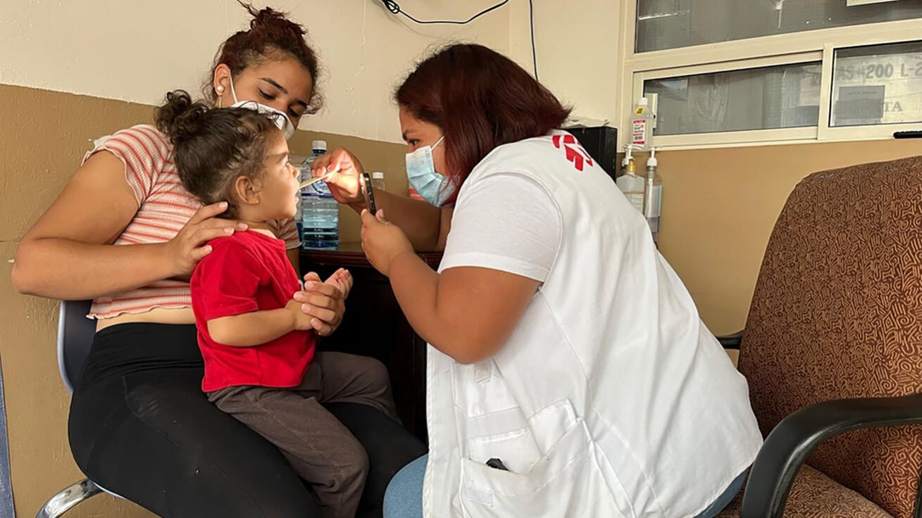 image:Image Zdravotní sestra ošetřuje dívku, kterou její matka přivedla na kliniku Lékařů bez hranic v severním Mexiku.
