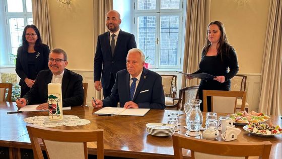 image:Image Smlouvu o spolupráci i výpůjčce podepisují biskup Tomáš Holub a radní pro majetek Vlastimil Gola. Za nimi stojí primátor Roman Zarzycký.