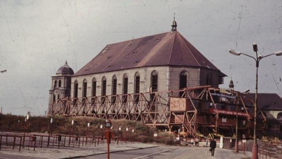 image:Image Přesouvání kostela v Mostě roku 1975.
