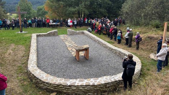 image:Image Odhalení pietního místa ve Stodůlkách se zúčastnily bezmála tři stovky lidí.
