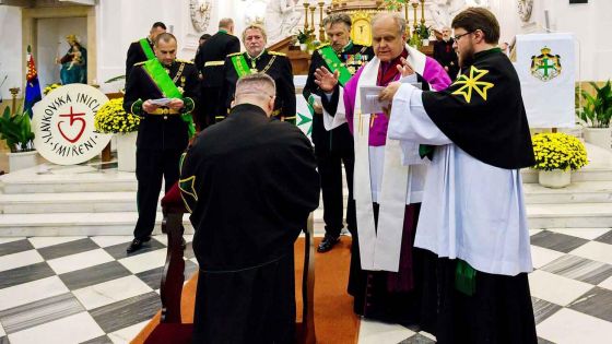 image:Image Mons. Václav Slouk uděluje požehnání P. Markovi Chrizostomovi Vadrnovi při přijetí do lazariánského řádu.