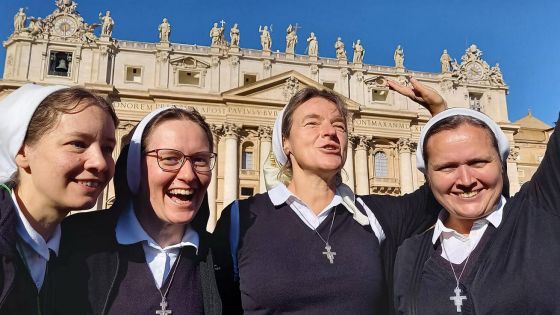 image:Image Školské sestry svatého Františka se svou představenou Dominikou Konečnou (druhá zprava) před bazilikou sv. Petra.