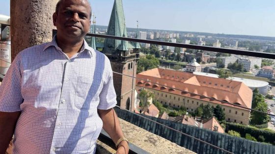 image:Image P. Arul Raj Sampath poznává krásy své nové diecéze. Třeba z Bílé věže se kochá pohledem na Hradec Králové.