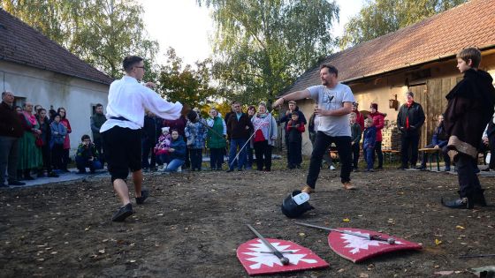 image:Image Program připravili šermíři ze školního souboru Cruentus.