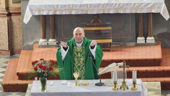 image:Image P. Miroslav Kadlec celebruje mši ve vidnavském kostele sv. Kateřiny.