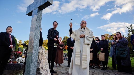 image:Image Duchovním slovem během křížové cesty provázel biskup Tomáš Holub.