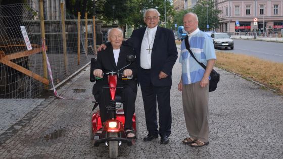 image:Image P. Bohumil Kolář (vlevo), kardinál Miloslav Vlk a P. Miroslav Cúth před kostelem sv. Cyrila a Metoděje v Karlíně.
