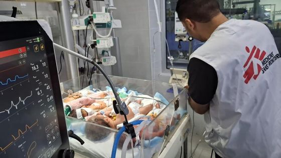 image:Image Na jednotce intenzivní péče pro novorozence v nemocnici Helou na severu Gazy sdílí několik dětí jeden inkubátor, protože je jich nedostatek.