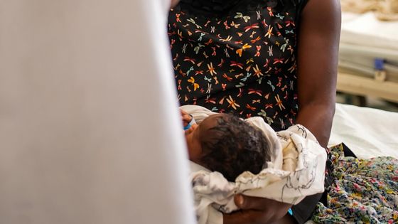 image:Image Resiméne drží své novorozené dítě v porodnici Isale Jeanty v Port-au-Prince, v hlavním městě Haiti, kterou podporují Lékaři bez hranic.