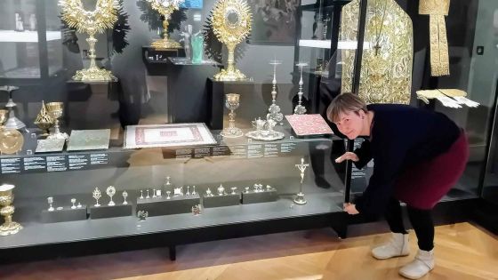 image:Image V expozici je k vidění i miniaturní bohoslužebné náčiní pro děti (ve vitríně dole). Sérii komentovaných prohlídek povede historička umění Tereza Hrdlička (na snímku).