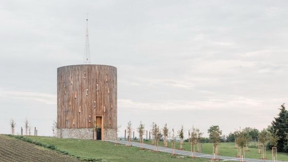 image:Image Kaple v Nesvačilce je vidět z daleka. Malá okénka dovnitř pouští světlo, symbol naděje.