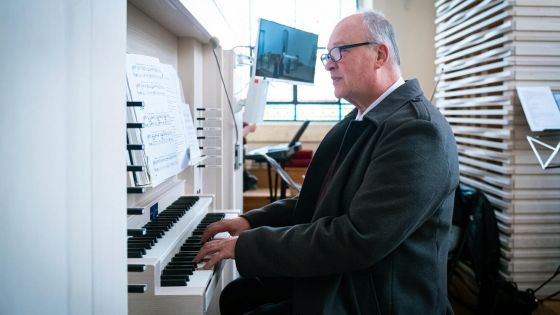 image:Image Vladimír Roubal hraje na nové varhany.
