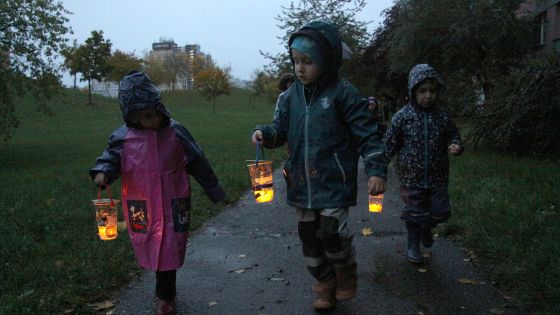 image:Image Z Komunitního centra Matky Terezy na pražském Jižním Městě se minulý týden vydaly děti s vlastnoručně vyrobenými lampiony na dušičkovou „Cestu světýlek“ mezi domy.