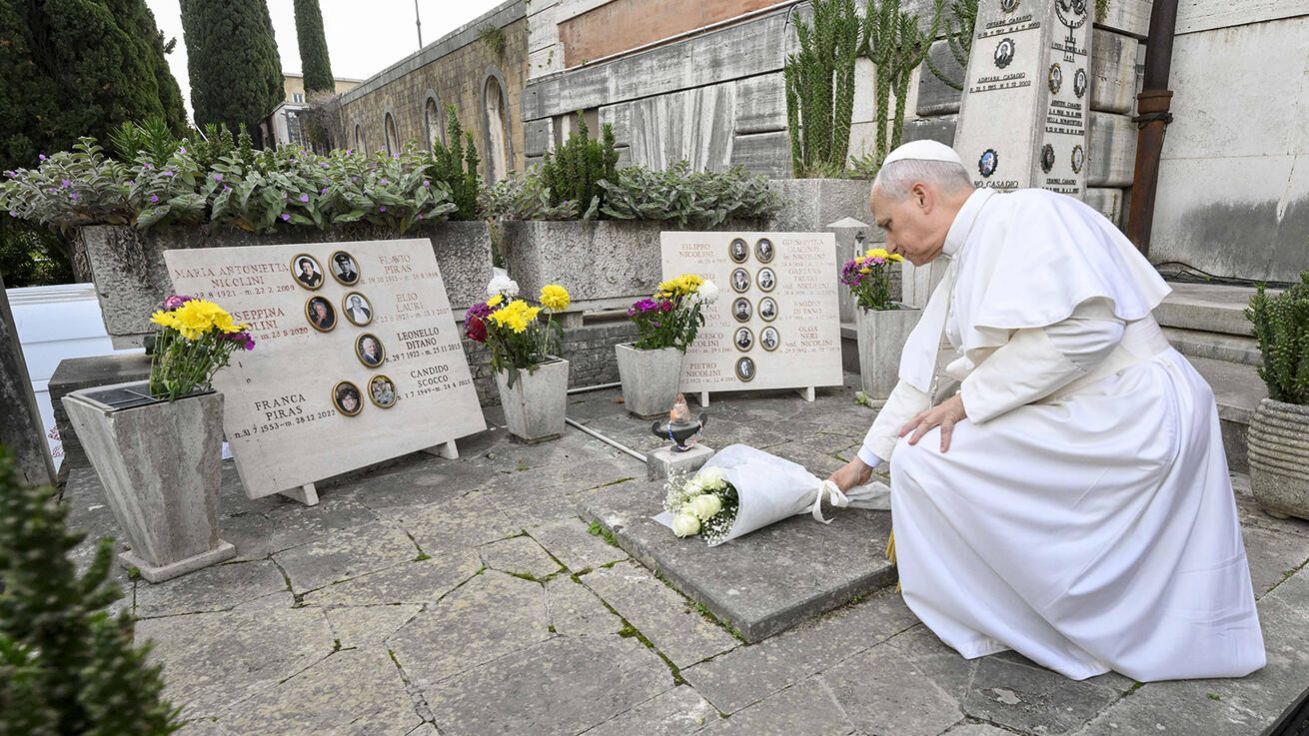 image:Image Papež na hřbitově Campo Verano, který patří s rozlohou 83 ha k největším v Římě, má část katolickou, židovskou a protestantskou. Také papež František zde na Dušičky několikrát sloužil mši svatou.