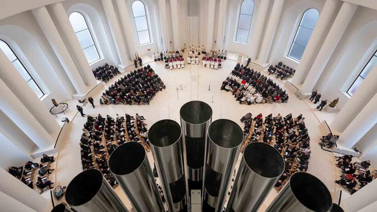 image:Image V nové liturgické úpravě bez stupínku stojí kněží i laici na stejné úrovni.