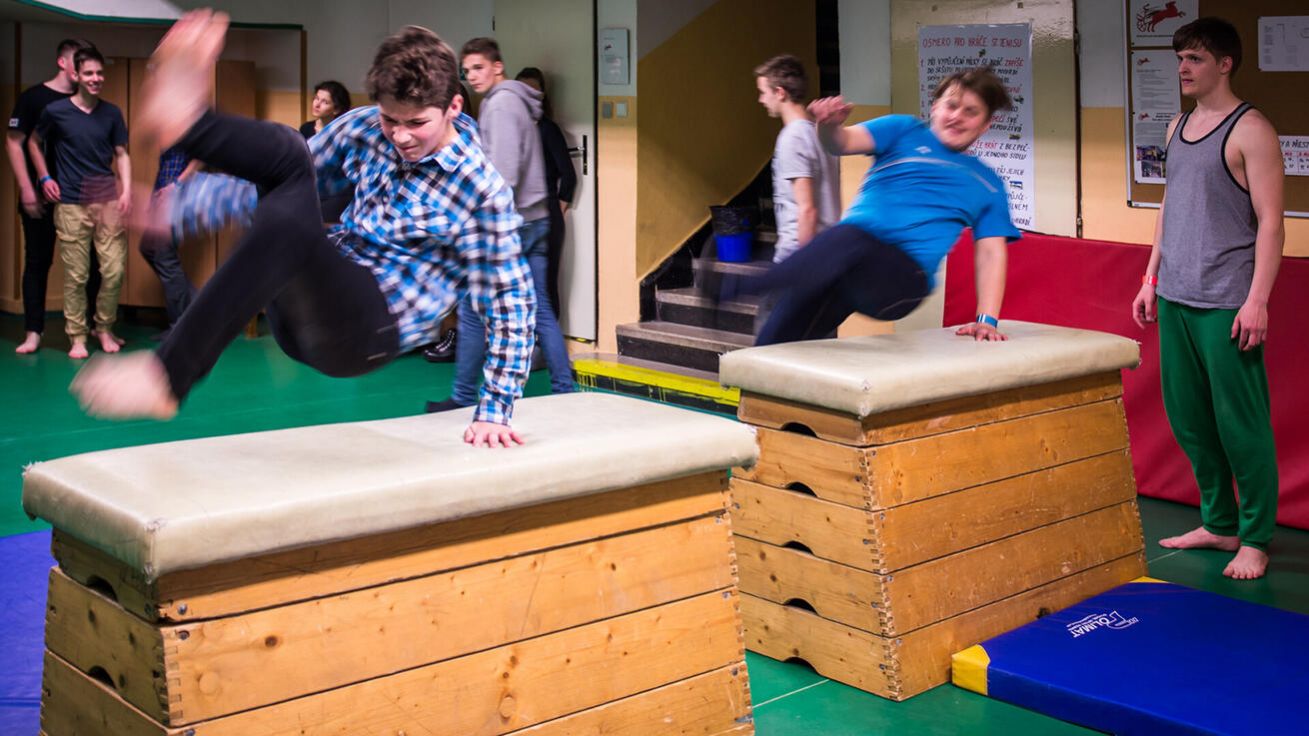 image:Image Přesně tak se opíráme o důvěru v mezilidských vztazích. A škola je vedle rodiny dalším důležitým místem, kde se jí děti mohou naučit.