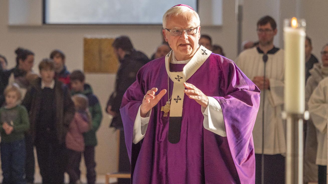 image:Image „Věříme v Boha, jenž nás nazval přáteli – to pro něj není prázdné slovo. U našeho oltáře tedy není stupínek. Biskup tedy stojí s ostatními na stejné úrovni podlahy,“ vysvětluje berlínský arcibiskup.