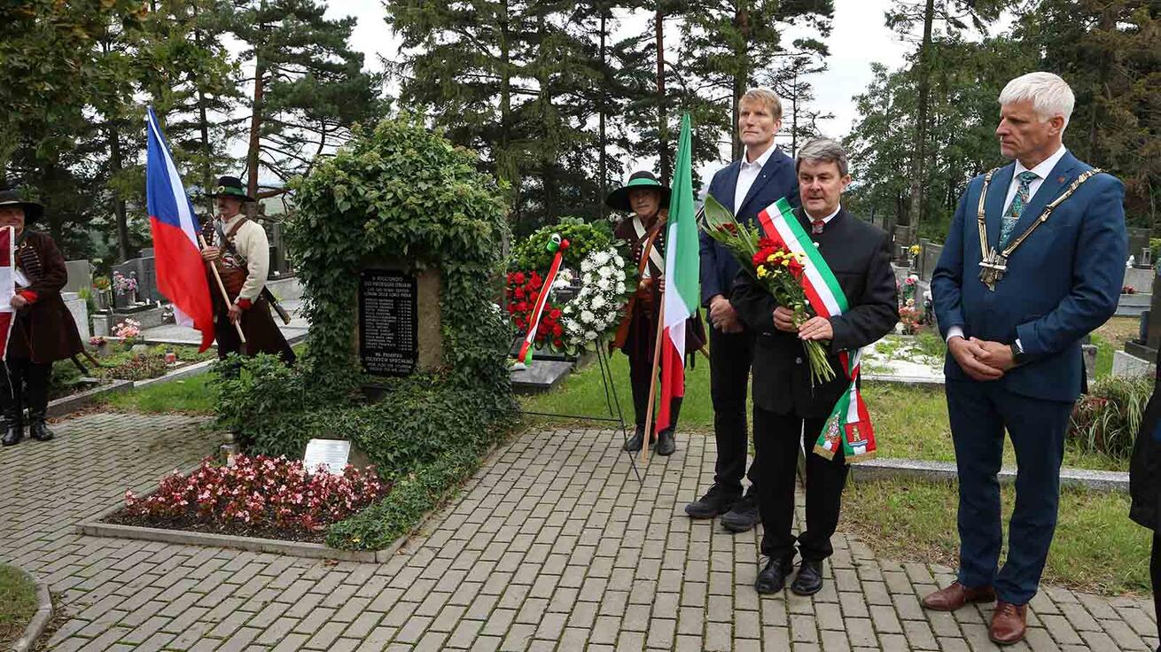 image:Image Uctění památky italských uprchlíků pohřbených v Bílavsku.