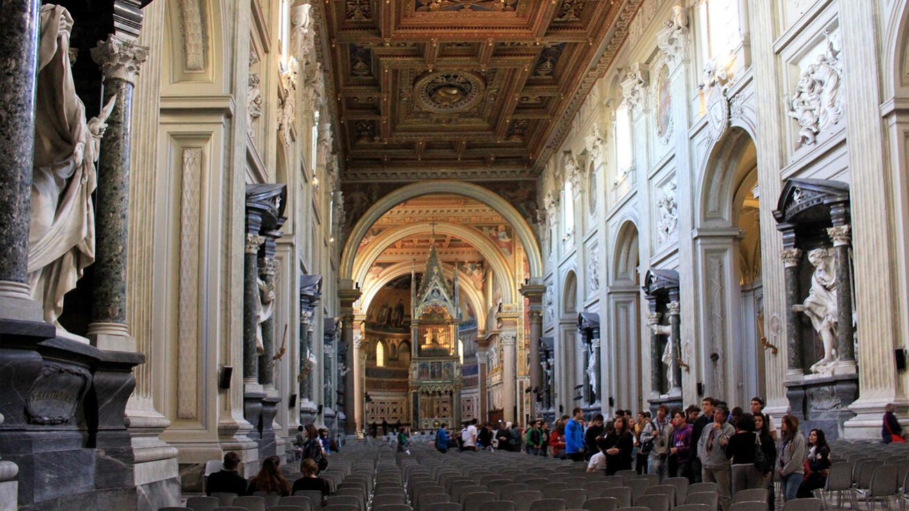image:Image Bazilika sv. Jana v Lateráně, katedrála města Říma s titulem basilica maior, byla založena císařem Konstantinem roku 313 a později mnohokrát přestavována.