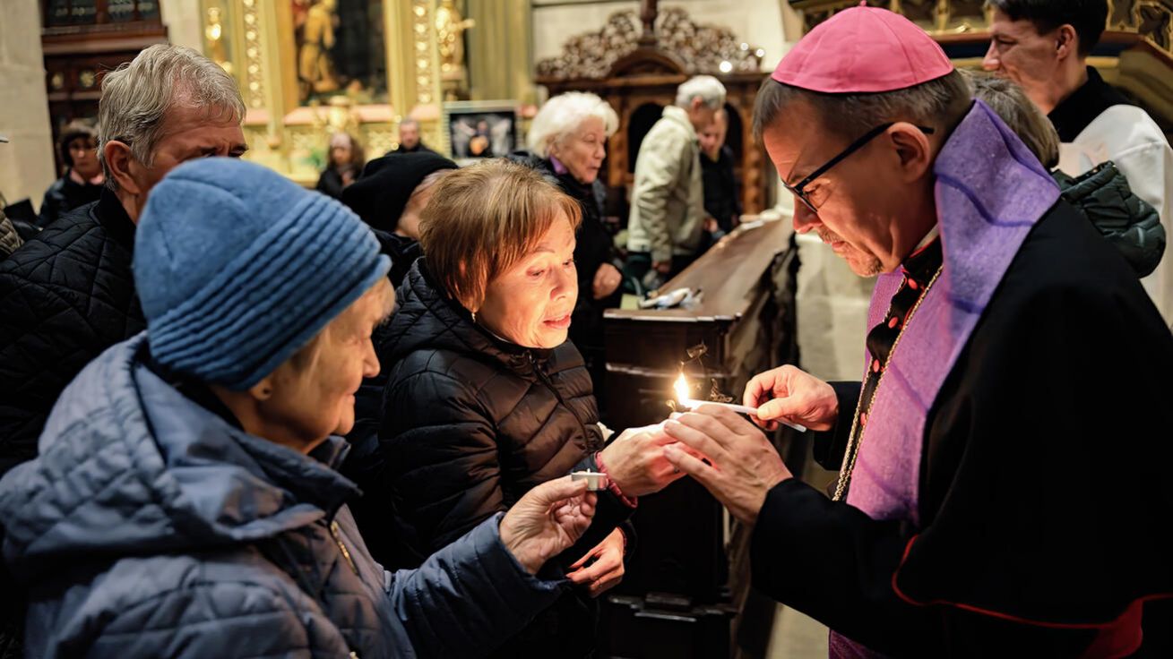 image:Image V den Památky všech věrných zemřelých 2. listopadu věřící i hledající zapálili svíčku za někoho blízkého zesnulého. Modlitbu za zemřelé vedl v katedrále sv. Bartoloměje biskup Tomáš Holub. Zazněly také skladby pro varhany a harfu, poezie a modlitba, které vytvořily prostor pro ztišení a společné sdílení naděje.