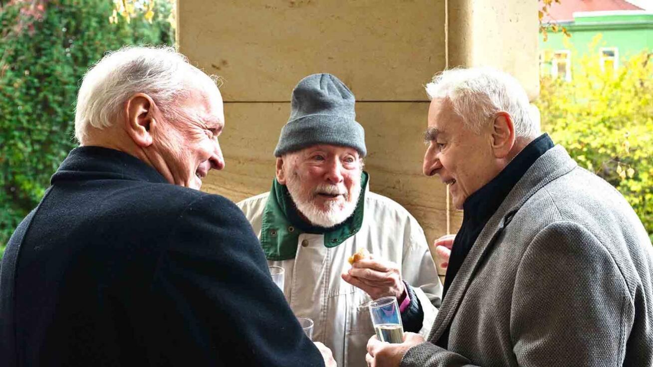 image:Image Biskup Vojtěch Cikrle při agapé vyhledal 98letého Stanislava Juránka, který se zúčastnil svěcení kostela i před 90 lety.