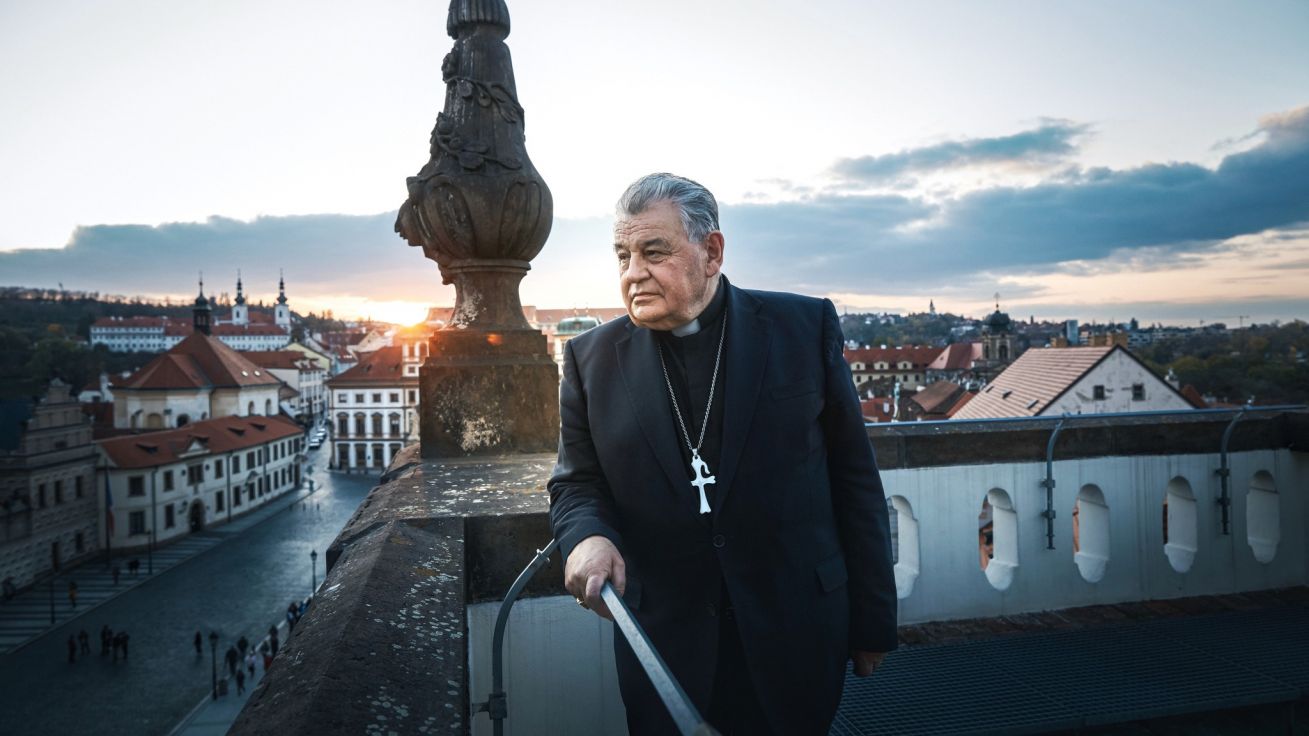 image:Image Kardinál Dominik Duka na střeše Arcibiskupského paláce v Praze