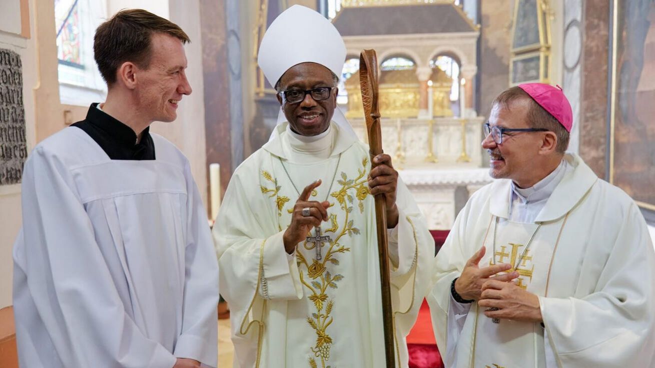 image:Image Nový ceremonář spolu s apoštolským nunciem a biskupem Tomášem Holubem.