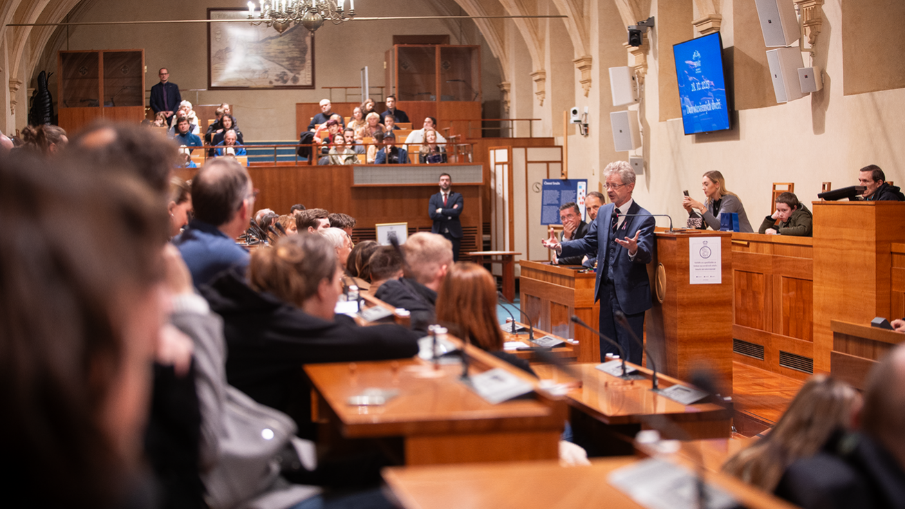 image:Image Předseda Senátu Miloš Vystrčil v debatě s návštěvníky horní komory parlamentu při letošním Dni otevřených dveří 28. října.