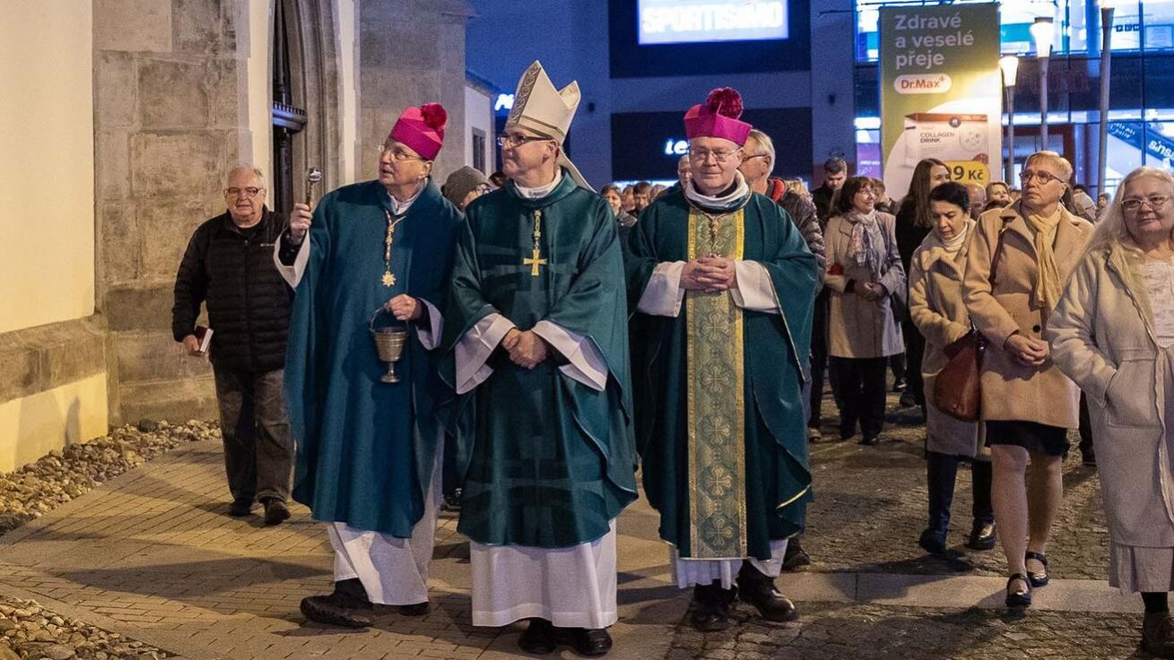 image:Image Při žehnání kostela Nanebevzetí Panny Marie v Ústí nad Labem se střídali (zleva) P. Miroslav Šimáček, biskup Stanislav Přibyl a P. Martin Davídek.