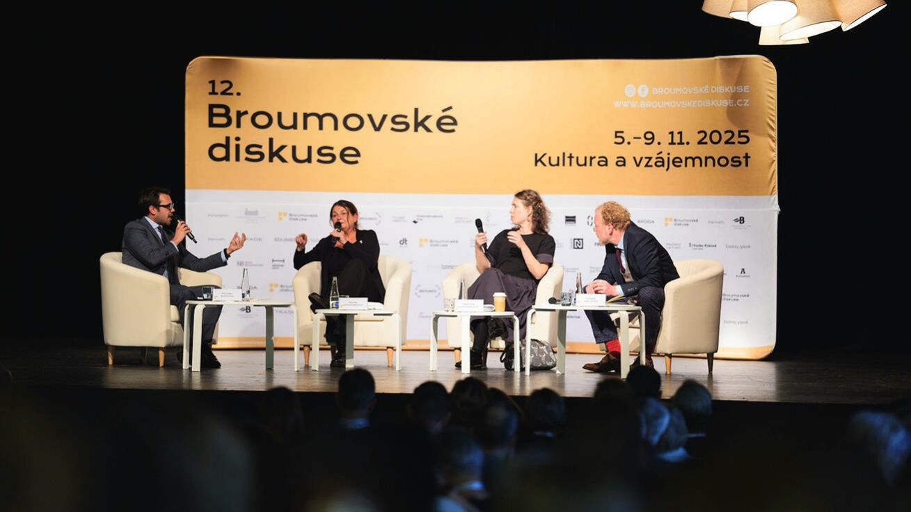 image:Image V panelu Kultura jako hybatel společnosti diskutovali zprava Tomáš Sedláček, Martina Schlegelová a Radka Denemarková. Moderoval Michael Rozsypal.
