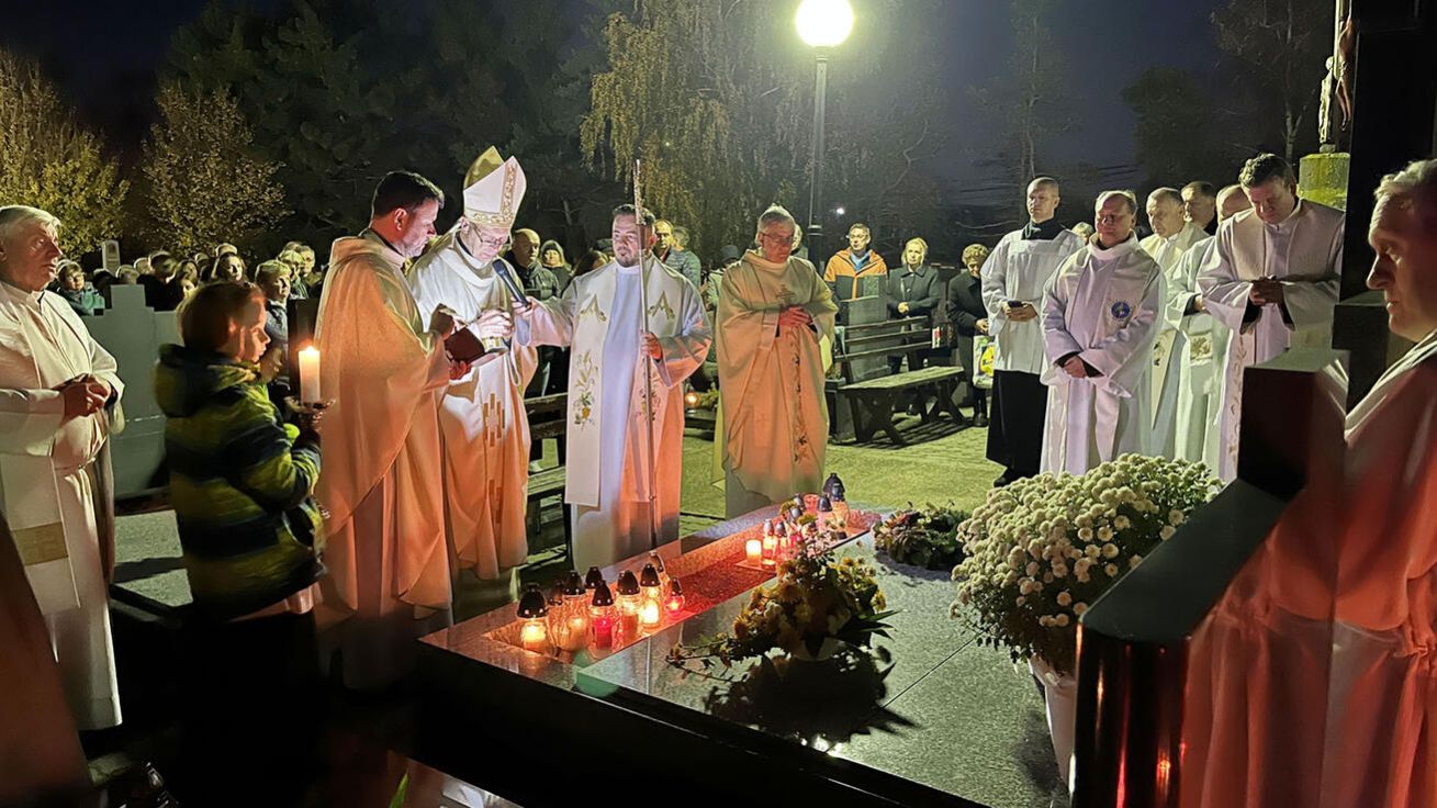 image:Image Po mši svaté setkání zakončila modlitba u hrobu P. Antonína Šuránka.