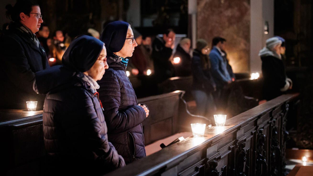 image:Image Roráty brněnského Vysokoškolského katolického hnutí Brno v kostele Nanebevzetí Panny Marie.