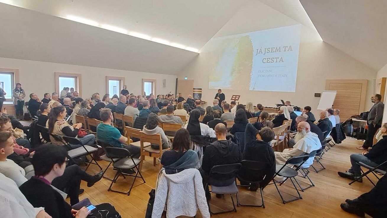 image:Image Delegáti společně diskutují o budoucích cestách plzeňské diecéze.