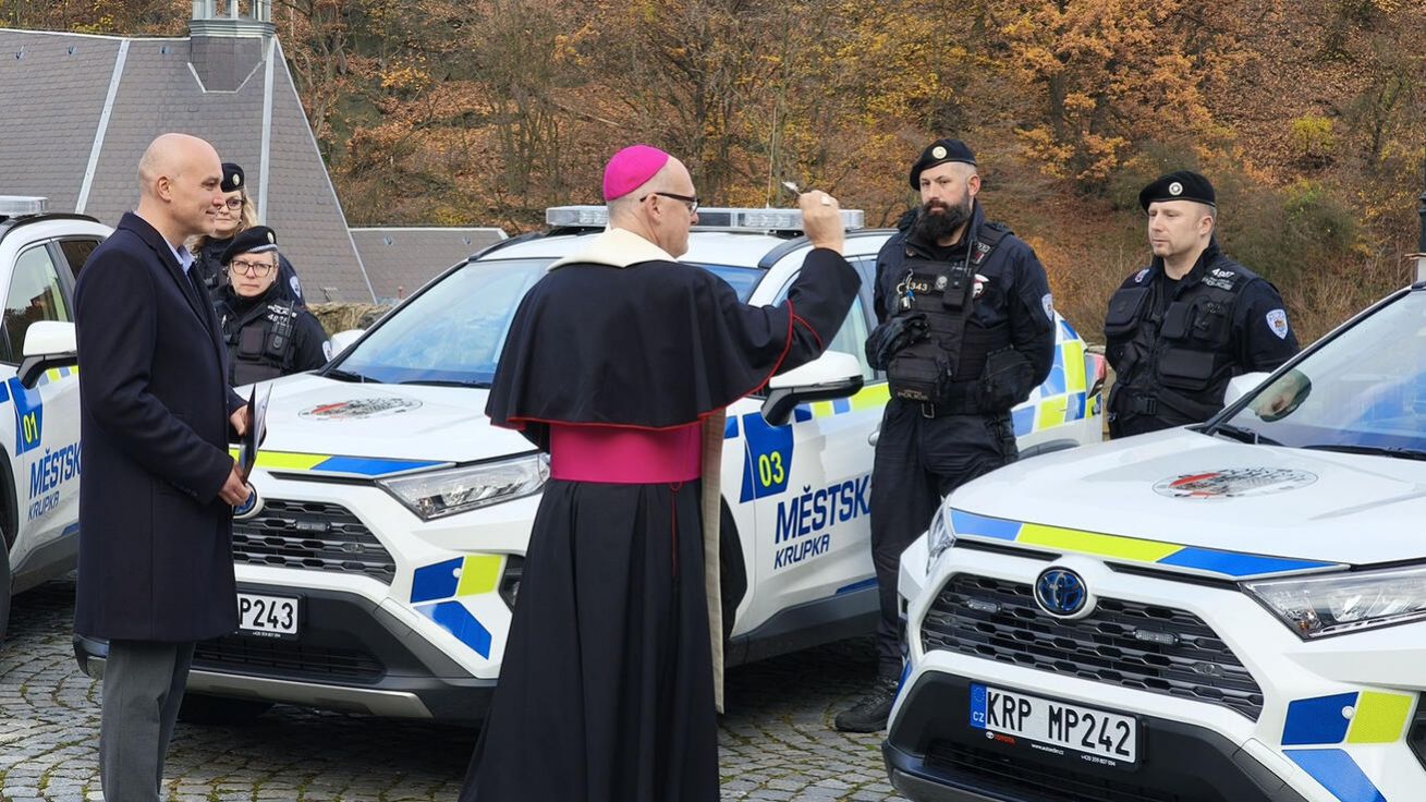 image:Image Biskup Stanislav Přibyl požehnal krupským strážníkům i jejich práci. Každému poděkoval za službu a popřál bezpečné návraty domů.