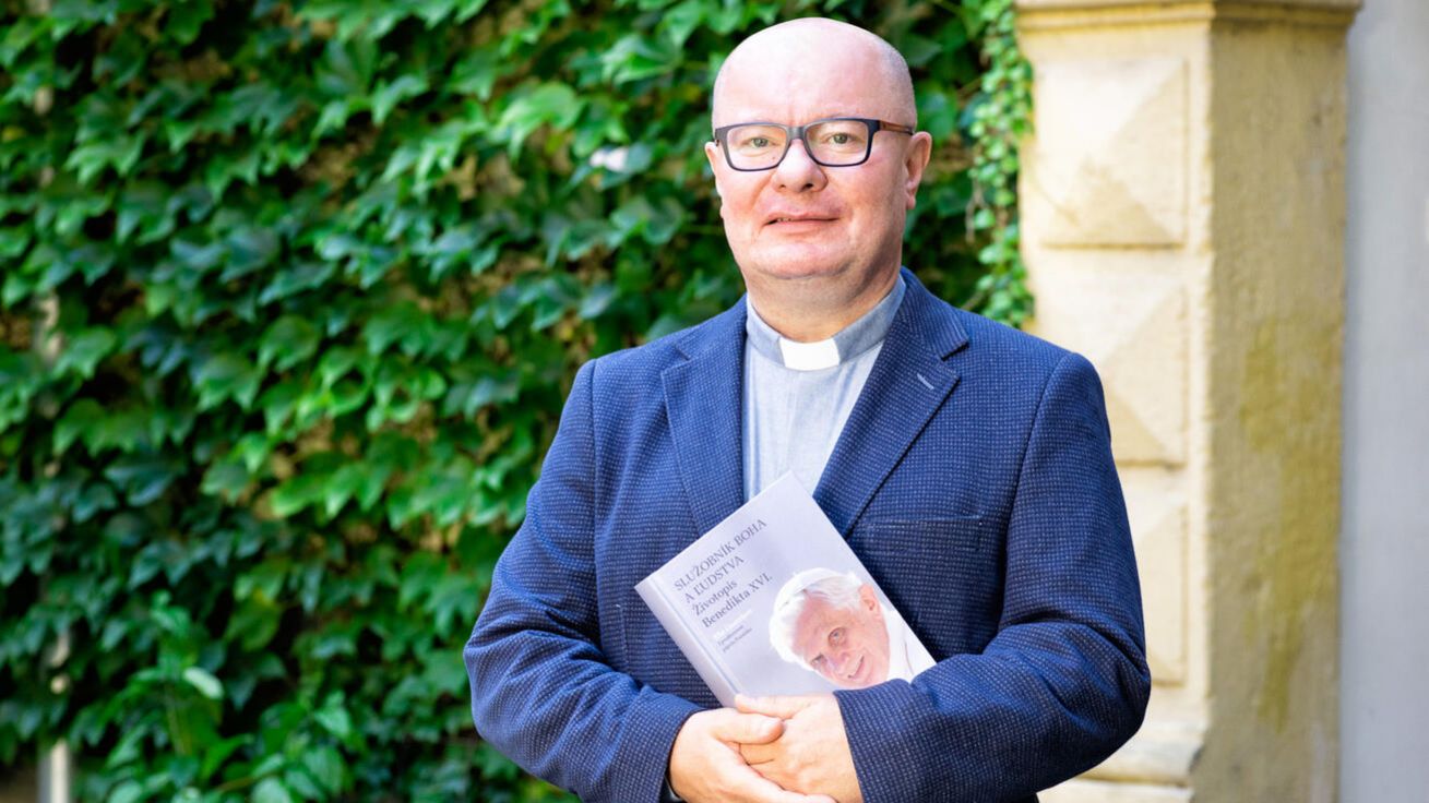 image:Image „Mezi nejprodávanější tituly Spolku svatého Vojtěcha patří životopis Benedikta XVI.,“ říká dosavadní ředitel P. Ivan Šulík.