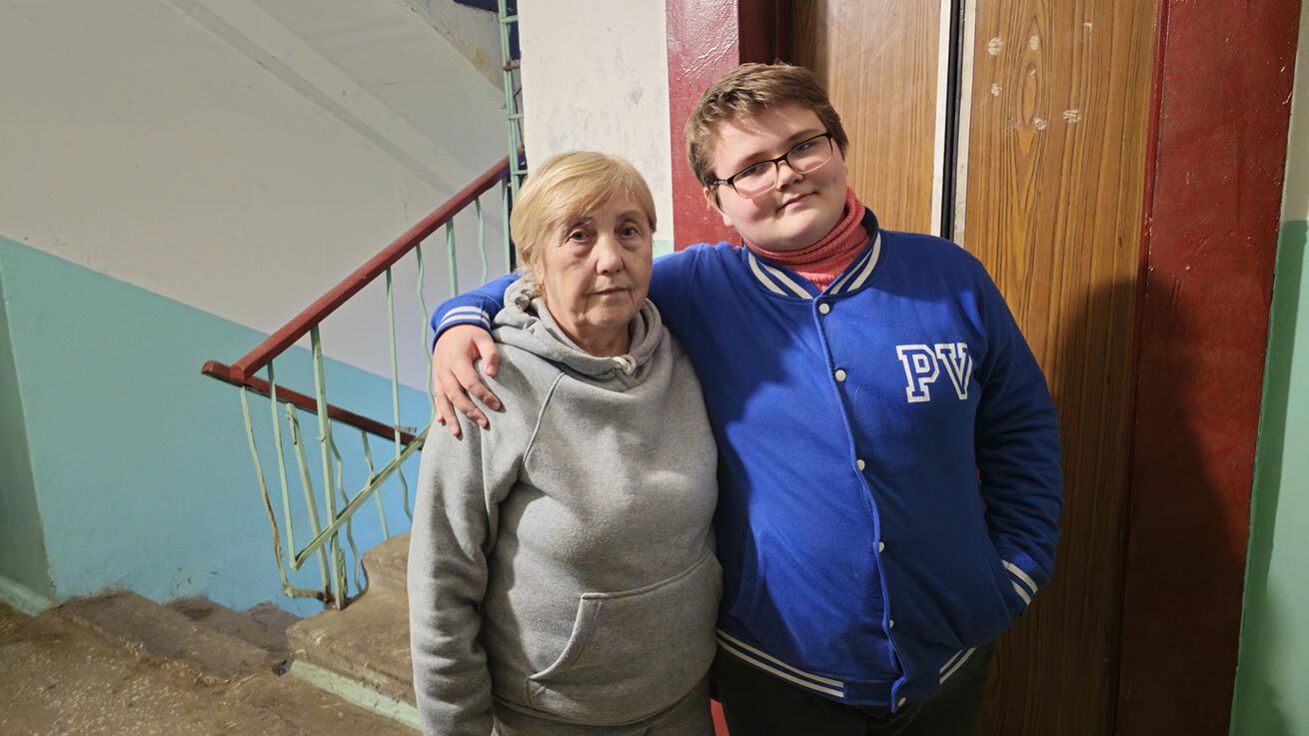 image:Image Lékaři při výjezdech za pacienty musí nosit neprůstřelné vesty a přilby. Pohybují se velmi blízko aktivních bojů a nikdy není jisté, jestli se ještě vrátí zpět domů za svými rodinami. Každá jejich návštěva je ale víc než péčí a konzultací, je skutečným aktem záchrany.