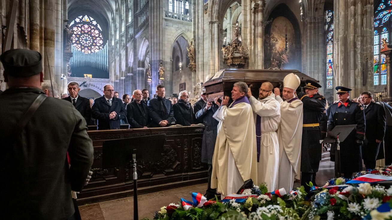 image:Image Přenášení ostatků k místu posledního odpočinku v arcibiskupské hrobce.