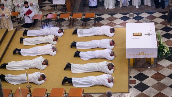 image:Image Deset nových jáhnů pro službu v pražské arcidiecézi vysvětil v sobotu ve svatovítské katedrále biskup Zdenek Wasserbauer.