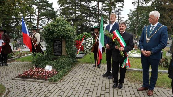 image:Image Uctění památky italských uprchlíků pohřbených v Bílavsku.