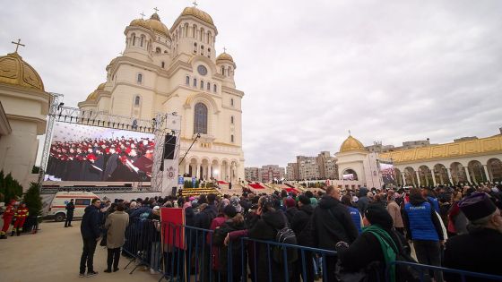 image:Image Katedrála zasvěcená Kristovu Nanebevstoupení je 127 m vysoká, pojme pět tisíc lidí a rozeznívají ji vůbec největší zvony v celé Evropě.